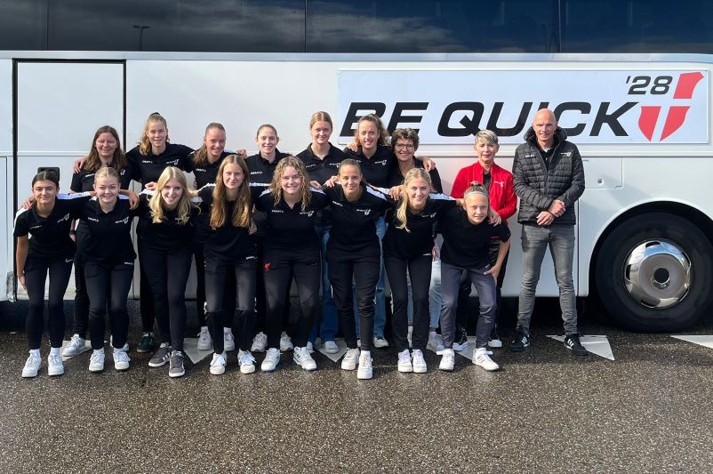 Vrouwen 2 reed met Be Quick bus