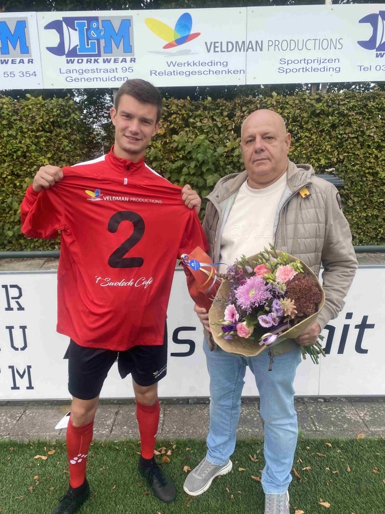 Speler Hugo Winkeler overhandigde het shirt en boekt bloemen aan Gerard Veldman (L&M Workwear en Veldman Productions)